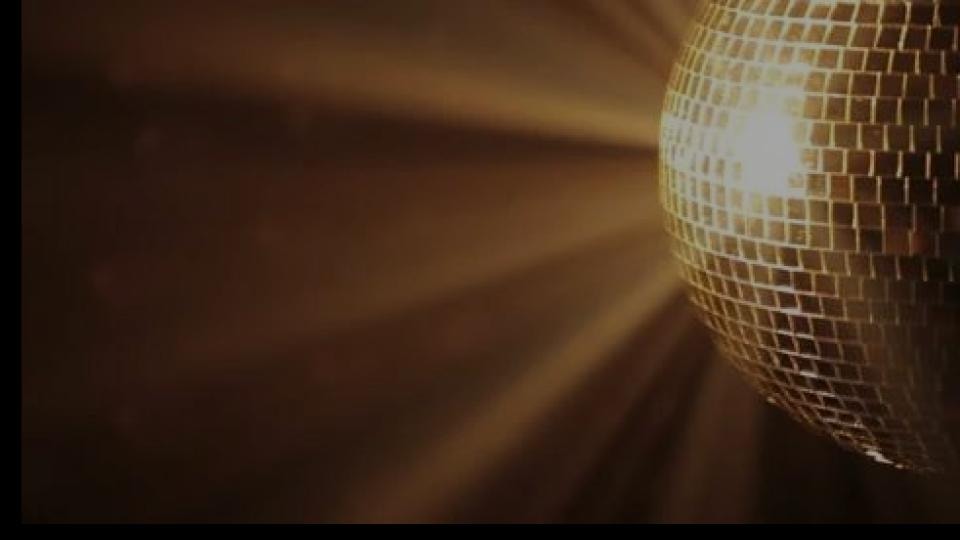 Black & Gold Wash & Fold logo